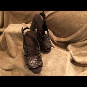 ** BRAND NEW - NEVER WORN**